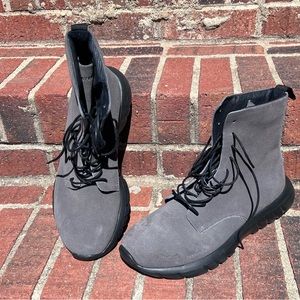 Cu4tro boots. Size 10 Has smudge from storage. I have not attempted to clean.